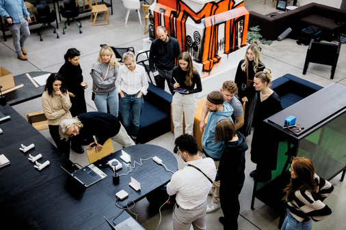 Im regen Austausch: Die Studierenden der Technischen Hochschule Augsburg, Mitarbeitende von Dornbracht und der Kreativagentur Meiré und Meiré.