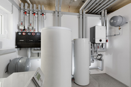 Im Heizungsraum arbeitet die Inneneinheit Compress 7000i AWMB uns sorgt für gleich bleibende Wärme der Fußbodenheizung in Werkstatt. Lager, Büro und Wohnung.