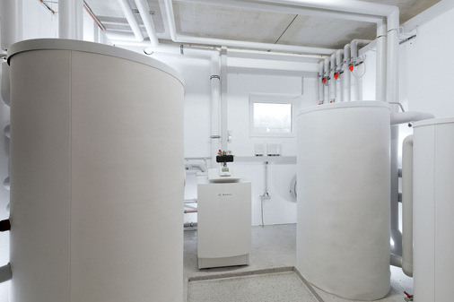 Zwischen den Pufferspeichern für Wärmepumpe (re.) und Warmwasser (li.) wird der Gas-Brennwertkessel Bosch Condens GC7000F zu Spitzenlasten für die Beheizung und Warmwasserbereitung zugeschaltet.