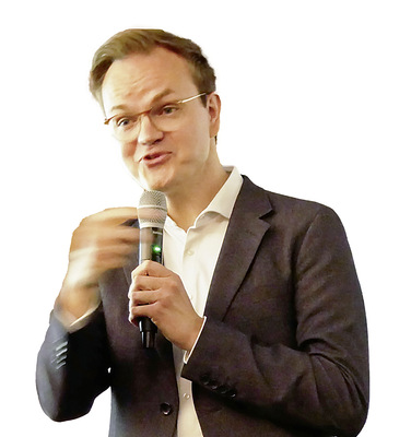  „Komme ich durch meine Schwingungen in Resonanz mit meinem Gegenüber, bin ich in Verbindung.“ 
Sören Flimm Resonanztrainer