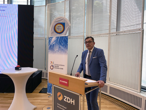 Michael Hilpert, Präsident des ZVSHK, schlägt in seiner Rede auf der Mitgliederversammlung einen großen Bogen über viele Bereiche, die das SHK-Handwerk in besonderer Weise betrifft.