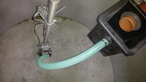 Speicher zur gedrosselten Ableitung oberhalb der Rückstauebene, ein Element des kommunalen Starkregen-Risikomanagements. Die Pumpe Tano T entleert nach jedem Regenereignis das Rückhaltevolumen oben. Das Nutzvolumen unten wird davon unabhängig vom Regencenter im Gebäude gefördert.