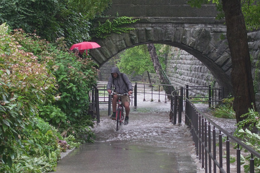 Überflutung eines Fuß- und Radwegs nach Starkregen am 19.08.2022 in der Innenstadt von Überlingen/Bodensee. Rückstau und Überflutung sind unterschiedliche Phänomene, auch wenn beides typischerweise bei Starkregen auftritt.