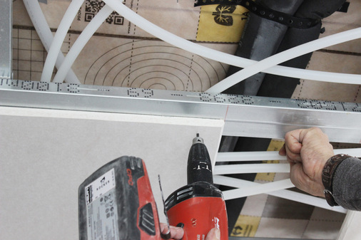 …sowie die Installation der Deckenheizmodule.