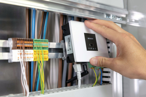 Der Geberit Connect Gateway ist bei Westfalia im Schaltschrank montiert und über das vieradrige Geberit GEBUS Kabel verdrahtet.