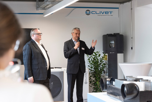 Jörg Wohlfahrt (links), Sales Manager Projects und Leiter des Standorts Berlin, und Georg J. Oborny, Managing Director, bei der Präsentation des neuen Clivet-Büros in Berlin.