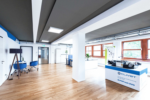 Büro, Ausstellung und Besprechungsecke: Der neue Clivet-Standort in Berlin bietet viel Raum und ist modern ausgestattet. Große Fensterflächen sorgen für reichlich Tageslicht in den Räumlichkeiten.