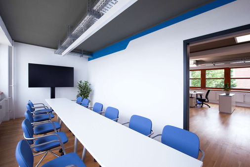 Der Seminarraum am neuen Standort in Berlin ist mit moderner Schulungstechnik ausgestattet und bietet Platz für bis zu zehn Teilnehmer. Die ein- bis zweitägigen Schulungen richten sich an Handwerker und den Handel, Planer, Architekten, Projektentwickler und Verantwortliche aus der Wohnungswirtschaft.