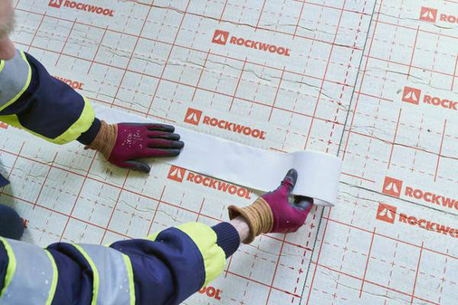 In kleinen Räumen, in denen der Zuschnitt einer Folie mehr Zeit kostet, können bei Verwendung von Zement-Estrich die Stoßfugen der Verbundplatten mit einem geeigneten Klebeband geschlossen werden.