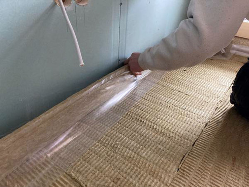 Die Folienlasche des „Floorrock RST Plus“ wird einfach über die Abdichtungslage der Trittschalldämmung gelegt. Auf der Floorrock Heat CP3 kann sie direkt mit einem geeigneten Klebeband verklebt werden.