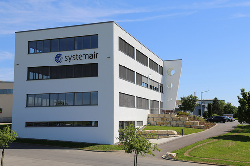 Die Systemair GmbH lud zum Tag der offenen Tür am 22. September auf dem Betriebsgelände in Windischbuch ein. Unter dem Motto „30 Jahre AIRfolg“ konnten Interessierte die Systemair-Welt kennenlernen. Außerdem wurde ein abwechslungsreiches Programm voller Attraktionen geboten.