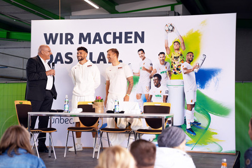 Auf der FCA-Bühne herrschte reges Treiben. Eine beeindruckende Anzahl an Fans ließ sich die Autogramme von den FCA-Spielern Maxi Bauer und Arne Maier nicht entgehen. Auch für Selfies mit den Besuchern nahmen sich die beiden Fußballprofis Zeit.