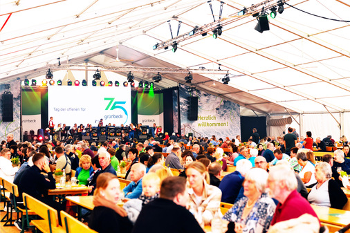 Im Grünbeck-Festzelt kamen die zahlreichen Besucher auf ihren Geschmack – sowohl musikalisch wie auch kulinarisch.