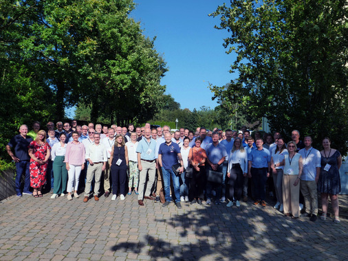 Bei strahlendem Sonnenschein fand der SHK-Boxenstopp mit über 60 teilnehmenden SHK-Betrieben statt. Organisiert wurde er von Alfred Jansenberger, stv. Hauptgeschäftsführer FV SHK NRW (im Bild in der Mitte der ersten Reihe).