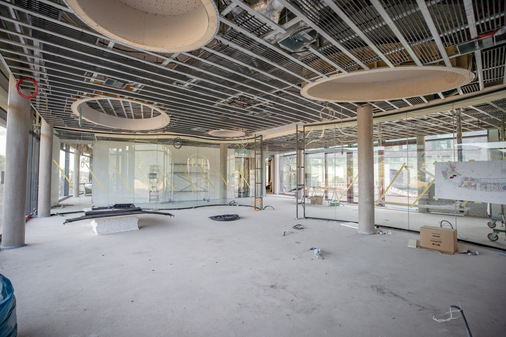 Die öffentlichen Räume der Luisenhöhe werden auf 1620 m2  über eine Heiz- und Kühldecke mit Aquatherm Black temperiert.