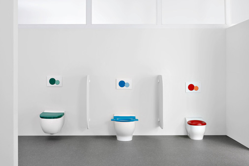Für jede Altersstufe die passende WC-Höhe: Stand- und Wandkeramiken mit Sitzen und Betätigungsplatten in abgestimmten Farben.