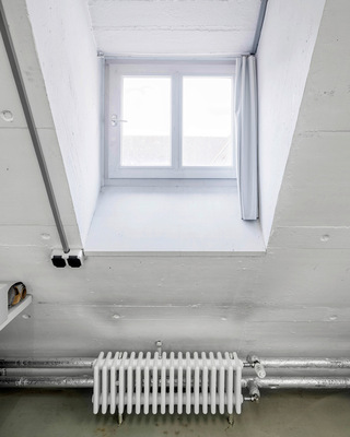 Eine ungewöhnlich kleine Baugrößenanforderung des Zehnder Charleston wurde in der Gerätekammer unter dem Dachgiebel ­angebracht.