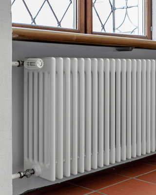 Durch spezielle Austauschlösungen konnten fast im gesamten 
Areal die neuen Heizkörper millimetergenau auf die vorhandenen Rohrleitungen gesetzt werden.