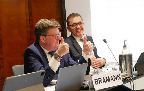 Klare Sache bei der Abstimmung (von links): ZVSHK-Hauptgeschäftsführer Helmut Bramann und Präsident Michael Hilpert freuen sich über das eindeutige Wahlergebnis für den neuen ZVSHK-Vorstand.
