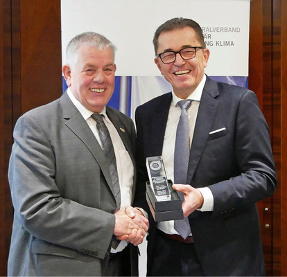 Gestandener Handwerksunternehmer: ­Michael Hilpert dankte seinem Vize Norbert Borgmann (links) für die gute Zusammenarbeit, mit der sich manche Höhen und Tiefen in der Verbandsarbeit meistern ließen.