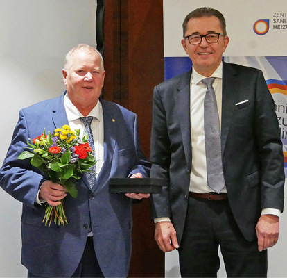 Großes Dankeschön an Joachim Butz (links): Nicht nur in Sachen Berufsbildung konnte sich Präsident Michael Hilpert stets auf die Erfahrungen und Expertise seines scheidenden Vorstandsmitglieds verlassen.