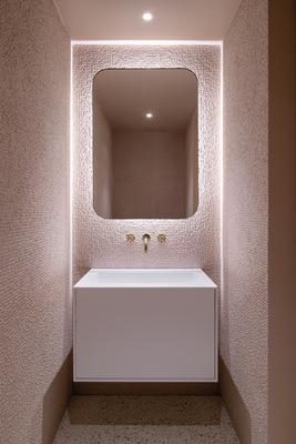 In diesem rosafarbenen Gästebad setzt Tara in Messing gebürstet (23kt Gold) einen entscheidenden Akzent.