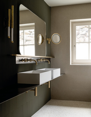 Auch in den weiteren Bädern unterstreicht Tara in Messing gebürstet (23kt Gold) die subtile Eleganz der Architektur – hier in Verbindung mit schlichten weißen Aufsatzbecken.