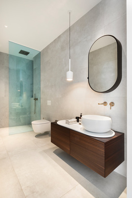 In den hochwertigen und stylischen Bädern setzen die Armaturen und Accessoires edle Akzente.