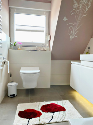 Das deutsche Badezimmer ist zweigeteilt: In drei Vierteln der deutschen Badezimmer ist Funktionalität gefragt. Ein weiteres Viertel bevorzugt einen Lifestyle-orientierten Einrichtungsstil – das ist eine Erkenntnis aus der visuellen Analyse von 465 Badezimmern.