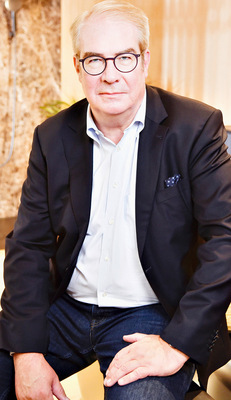 „Insgesamt bestätigt die Studie den ­Erfolg und die Leistungsfähigkeit des dreistufigen Vertriebswegs der Sanitärwirtschaft“, sagt VDS-Geschäftsführer Jens J. Wischmann. Der Sanitär­fach­betrieb mit 57 % und die Bad-Fach­aus­stellung mit 53 % sind laut der befragten ­Bauherren die beiden wichtigsten  Informationsquellen   für   Sanitärprodukte.