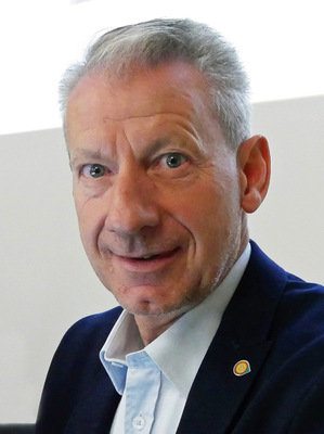 „Gemäß § 71 Absatz 11 im GEG wird die Kundenberatung Pflicht. Da macht es Sinn, dass sich der Handwerksunternehmer das zuvor ausgefüllte Protokoll vom Gebäudeeigentümer unterschreiben lässt.“ 
Udo Wirges (ZVSHK)