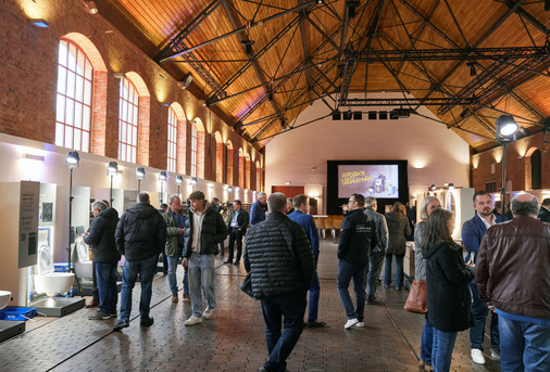 An den Exponaten haben die Teilnehmer der NahDran Tour die Möglichkeit, sich vor den Messen einen exklusiven Einblick in die neuesten Produkte des Sanitärherstellers zu verschaffen.
