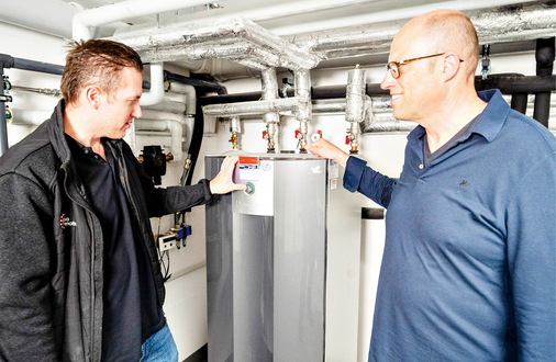 Patrick Pohl (links) ist Gebiets­ver­kaufs­leiter im Großraum Düsseldorf für Alpha ­Innotec-​Deutschland GmbH und setzte gemeinsam mit Ulrich Konen (rechts), Geschäftsführer des Erdwärme-­Planungsbüro ­Lumitronic GmbH, ein Bauprojekt in Meerbusch um.