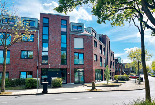 Das Mehrfamilienhaus mit 14 Wohneinheiten in der Mathias-von-Hallberg-Straße in Düsseldorf wurde von der Lumitronic GmbH und Evers Planen + Bauen konzipiert und mit Wärmepumpen des Herstellers Alpha Innotec ausgestattet, die die Erdwärme des Grundstücks nutzen.