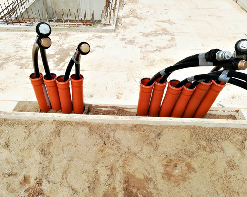 Die Erdsonden ­werden nach der Bohrung über Rohrleitungen in das Haus eingeführt. Danach wird die Wärme﻿ ­genau dort genutzt, wo sie benötigt wird.