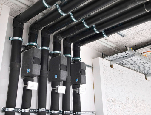 Über gut gedämmte Rohre erfolgt die Wärmever teilung   zu   den   Wohnungen,   damit   so   wenig   Energie  wie möglich beim Transport verloren geht.