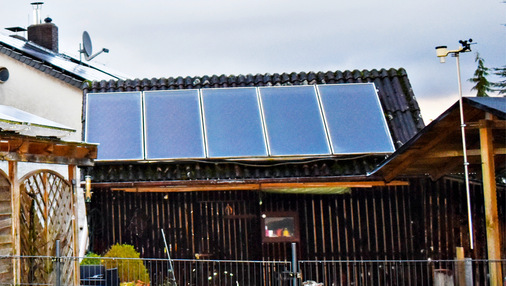 Fünf Flachkollektoren unterstützen die Bereitstellung von Trinkwarmwasser.