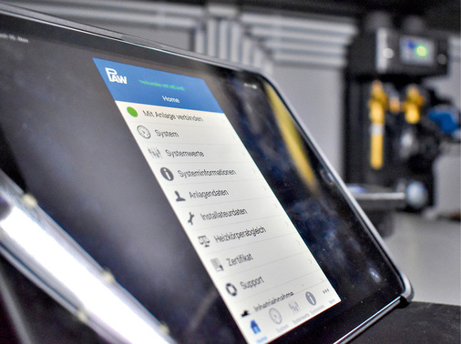 Mit dem elektronischen Regler MCom steht direkt ­eine ­Vielzahl an Anlagenwerten bereit.
