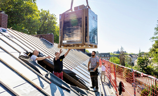 Die holzbasierten ­Fassadenmodule (hier die neue Fassade nach der Montage) enthalten schon ­Fenster und Rollladenkästen sowie ein ­dezentrales Lüftungssystem.