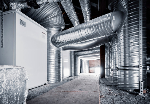 Die Wärme­pumpen­anlagen beider Gebäude bestehen aus je drei Luft/­ Wasser-Wärme pumpen, kon­figuriert als Kaskadenschaltung mit Laufzeitabgleich, sowie drei 700-l-­Puffer­speichern.