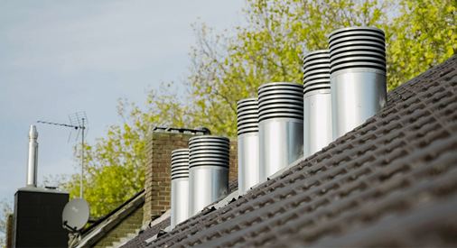 Die Außenluft wird über Zuluftkanäle auf der wärmeren Südseite angesaugt und über Abluftkanäle auf der Nordseite wieder ausgeblasen.