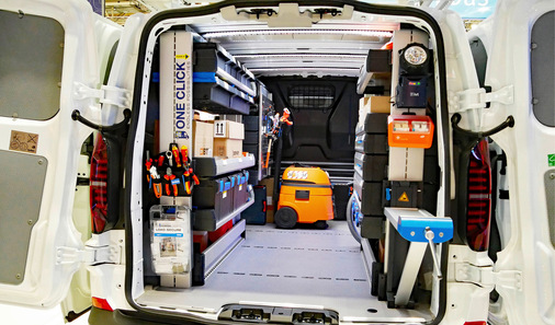 Exklusiv von Sortimo für VWN entwickelt: Zwischen den werkseitig verankerten senkrechten Grundträgern sind verschiedenste Regalmodule variabel positionierbar.