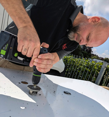 4  Die Ausschnitte für Armaturen können mit einem handesüblichen ­Bohrer vorgenommen werden. Ganz wichtig: Vor dem Bohren alle Maße nochmals kontrollieren!