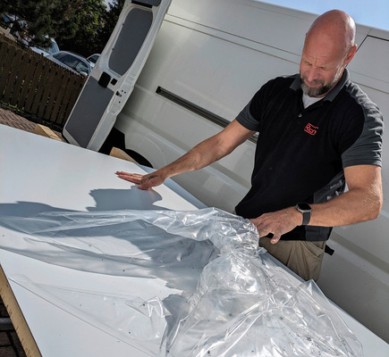 5  Die Rückseite der Vipanel Verbundplatte ist mit einer Schutzfolie ausgestattet. Diese muss vor den weiteren Arbeitsschritten abgezogen werden: „Es kommt häufig vor, dass das vergessen wird, und dann halten die Platten später natürlich nicht“, berichtet Oliver Fuchs.