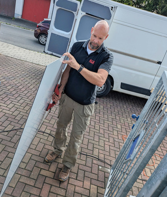 8  Mithilfe eines Glassaugers lässt sich die Vipanel Verbundplatte einfach und sicher transportieren.