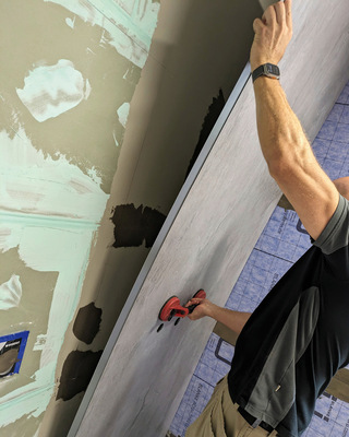 10  Auch beim Anbringen der Verbundplatte an der Wand ist der Glassauger hilfreich.