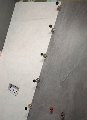 14  Magnetstempel ziehen die Stoßschiene noch fester an die beiden Vipanel-Platten. Dies gewährleistet eine noch bündigere und stabilere Verbindung der beiden Platten. Damit ist der Einbau der neuen Oberflächen abgeschlossen.