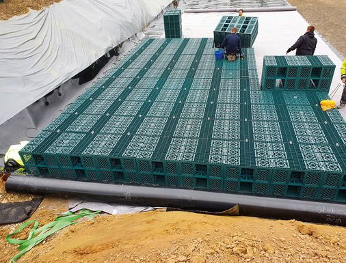 Die handlichen Maße und ein geringes Gewicht der grünen Speicherblöcke gewährleisten einen schnellen Einbau.