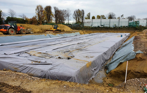 Für einen absolut dichten Speicher werden die Rigolenfüllkörper ­zunächst mit robustem Schutzvliesstoff und anschließend in Spezialtechnik mit einer Kunststoffdichtungsbahn ummantelt.