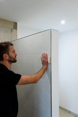 Vor dem Kleben muss die Fläche gründlich gereinigt werden. Eine saubere Oberfläche ist entscheidend für die Haftung des Klebers.